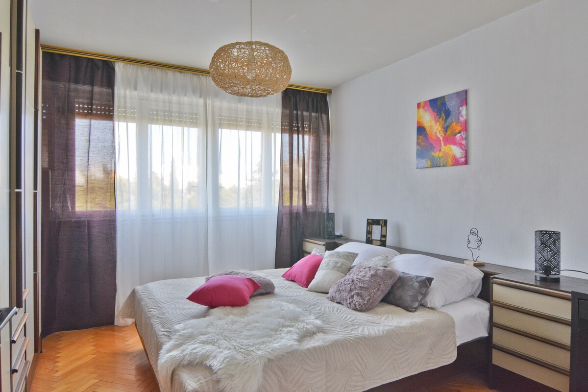 Parkview apartment with balcony
