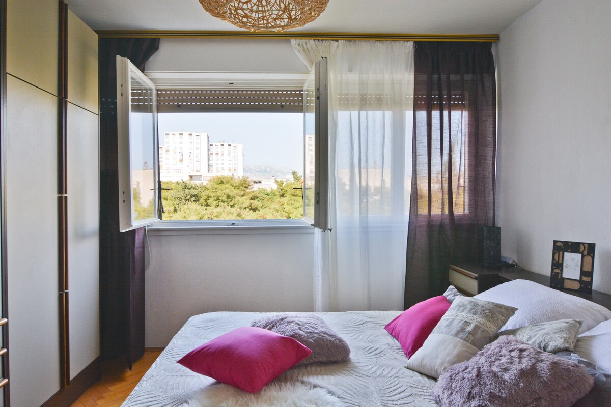 Parkview apartment with balcony
