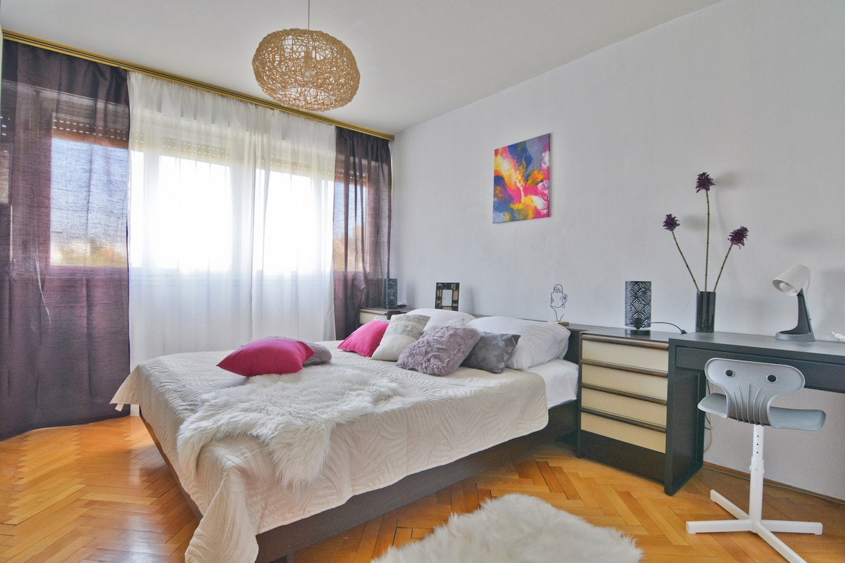 Parkview apartment with balcony
