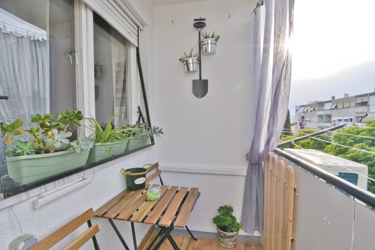 Parkview apartment with balcony