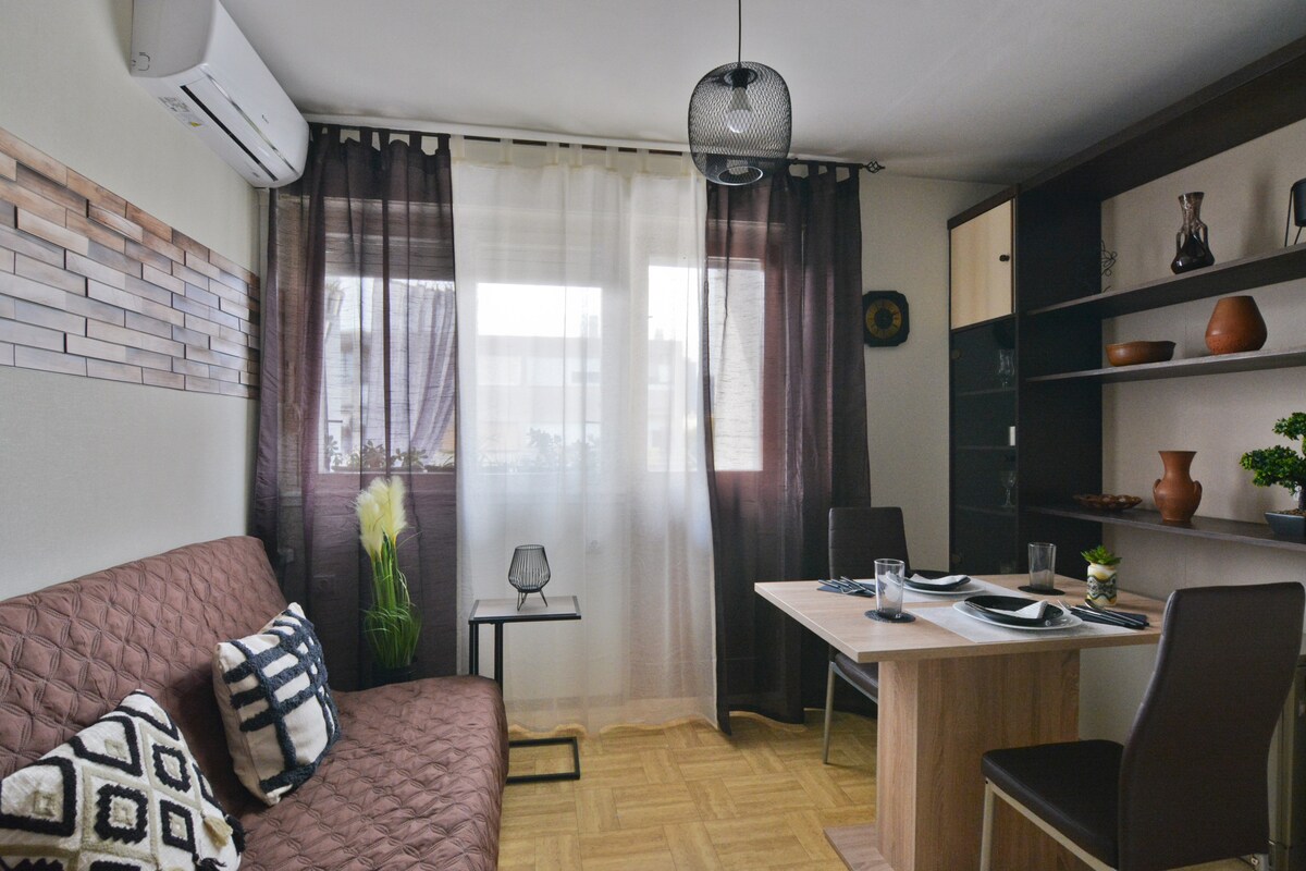 Parkview apartment with balcony
