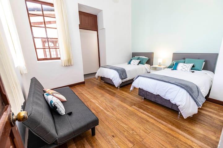 Ცალკე ოთახი ორი ერთადგილიანი საწოლითა და ცალკე სააბაზანოთი (როგორც ნაჩვენებია, სააბაზანოს კარი არ აქვს). Საჭიროებისამებრ, აქ დგას გასაშლელი დივანი, რომელიც უზრუნველყოფს დამატებით დასაჯდომად და ძილის მოქნილ ვარიანტებს.