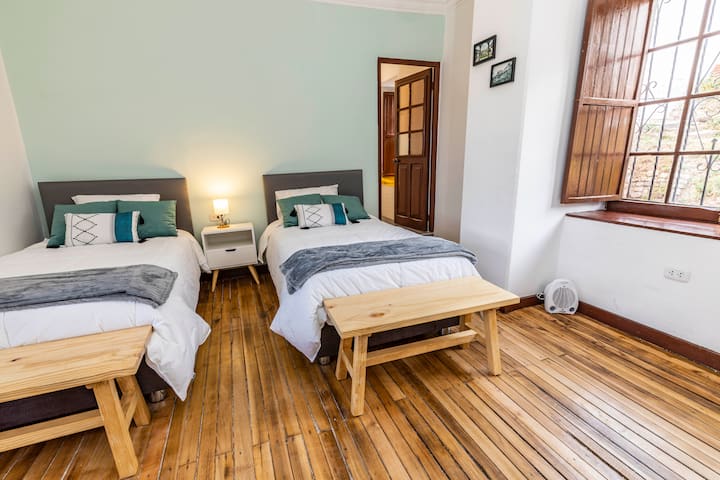 Მეხუთე საძინებელში არის ორი ერთადგილიანი საწოლი, ცალკე სააბაზანო და ფანჯარა, რომელიც ქუჩისკენ არის მიმართული, რაც უზრუნველყოფს კომფორტს, განმარტოებასა და ბუნებრივ განათებას თქვენი სტუმრობის განმავლობაში.