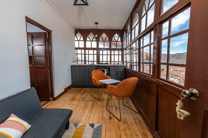 Მეექვსე საძინებელში არის ცალკე სივრცე სამზარეულოთი, გასაშლელი დივნით და მყუდრო სასადილო კუთხე მაგიდით და ორი სკამით. Დატკბით ქალაქის შთამბეჭდავი ხედებით და აქციეთ ის კომფორტულ და მრავალმხრივ სივრცედ თქვენი სტუმრობისთვის.