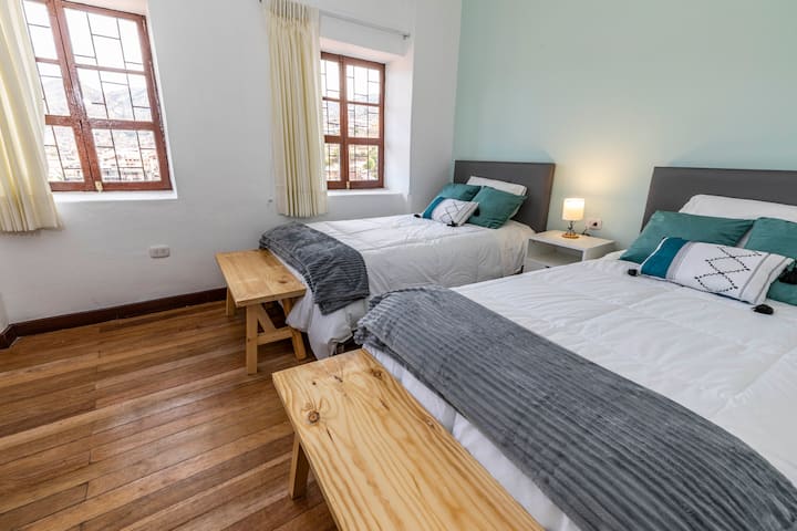 Ოთახი ორი ერთადგილიანი საწოლით, რომელიც კიბის გვერდით, მეორე სართულზე მდებარეობს. Ფანჯრებიდან იშლება ქალაქის უმშვენიერესი ხედი, საიდანაც ბუნებრივი სინათლე და მომხიბლავი ატმოსფერო იშლება.