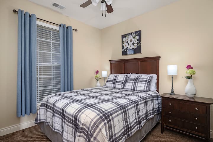 La chambre avant dispose d'un lit Queen Size confortable, d'une télévision et de tout le linge neuf. 