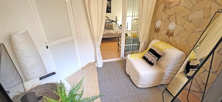 Dormitorio pequeño junto al dormitorio principal, con un sofá cama para 1 persona