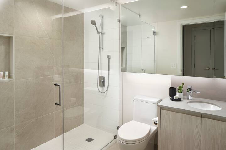 Level Seattle -Stunning Deluxe Two Bedroom Suite gallery image 5