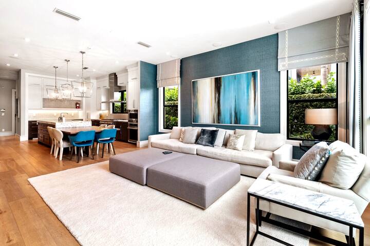 LUXURIOUS MANSION by the water with 5 suites!! gallery image 3