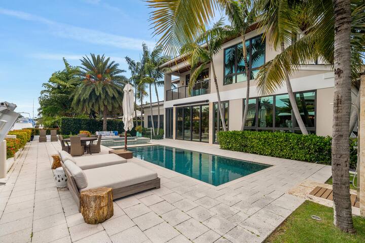 LUXURIOUS MANSION by the water with 5 suites!! gallery image 4