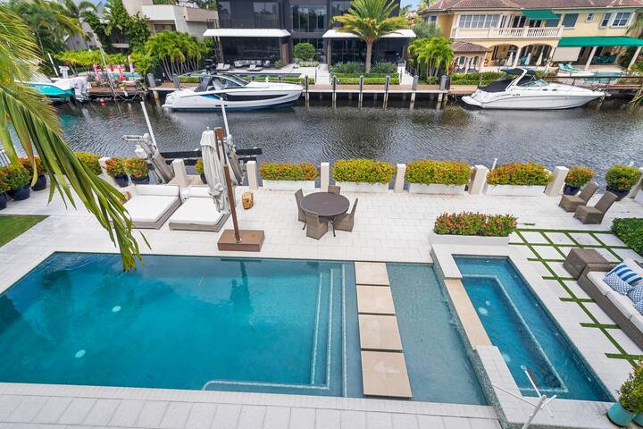 LUXURIOUS MANSION by the water with 5 suites!! gallery image 2