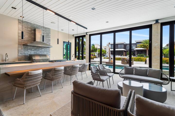 LUXURIOUS MANSION by the water with 5 suites!! gallery image 5