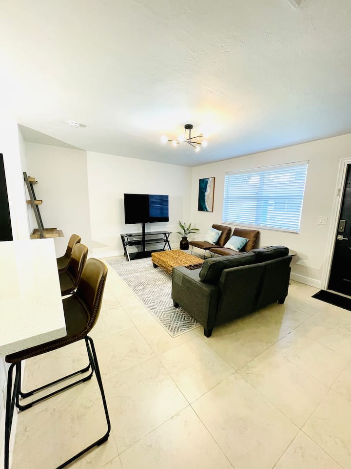 Relaxing Home, Close To Beach, Free Parking, Wi-fi - Hallandale Beach, FL