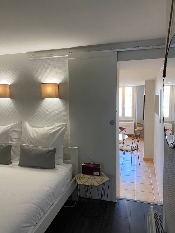 Habitación con cama de dos plazas