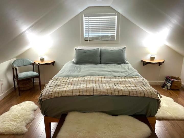 Queen size loft bedroom