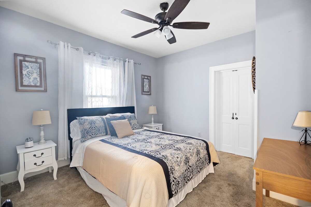 dormitorio 2 con cama tamaño Queen.