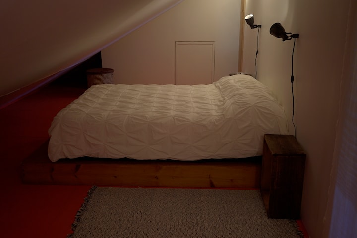 The Dark Room at the Honey House วิวจากประตูด้านตะวันตก ไม่มีเตียงควีนไซส์หลังที่ 2 สำหรับผู้เข้าพักที่จอง 3 หรือ 4 คนเท่านั้น