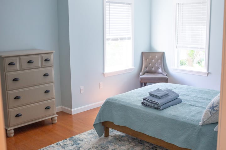 Prva spavaća soba: bračni krevet (1,6x2)