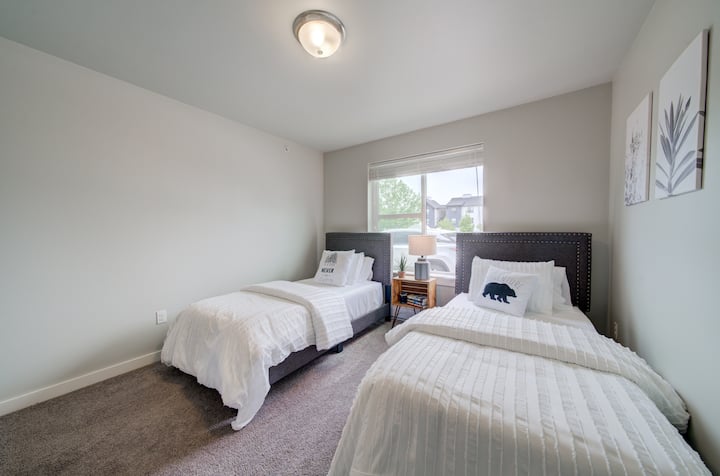 Habitación de invitados: ¡las camas individuales luminosas y espaciosas esperan tu aventura en el hermoso Bozeman!