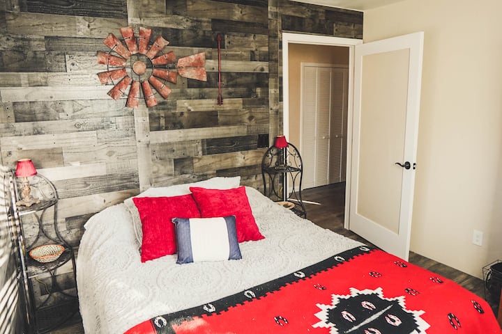 غرفة نوم رئيسية بسرير بحجم كبير.