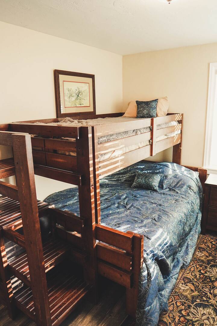 غرفة نوم للضيوف بسرير بحجم كبير وسرير بحجم كبير.