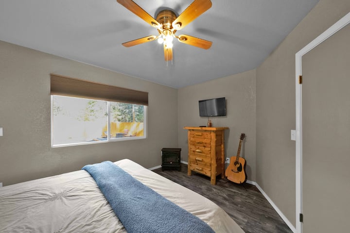 Dormitorio principal, guitarra y televisión