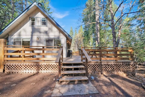 Cheerful 3-bedroom Cabin with indoor fire place.
