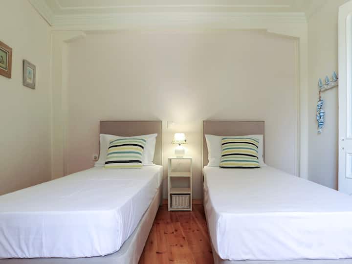 Dhomë gjumi me dy krevate tek. Krevatet mund të bashkohen si dyshe