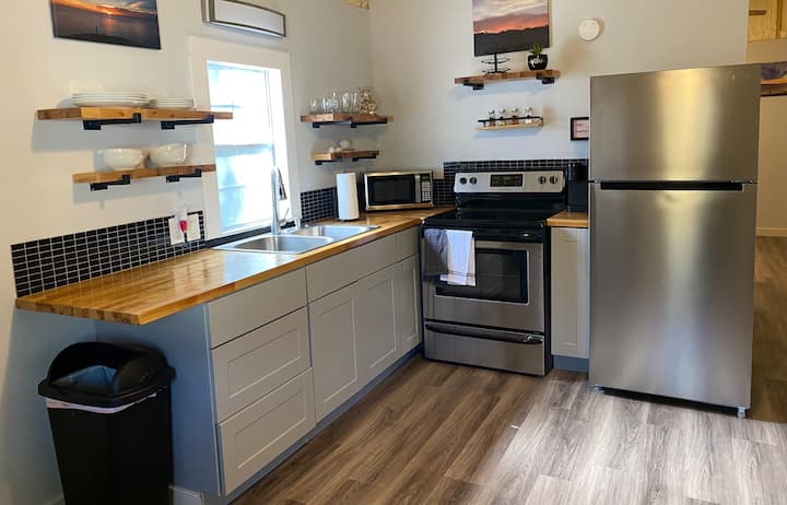 Spacious Guesthouse With Private Entrance And Yard - Pensacola, FL