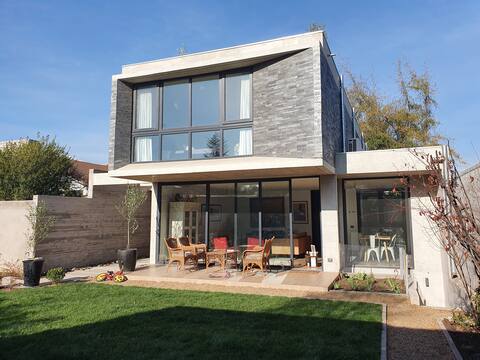 Spectacular House with Quincho and Great Connectivity