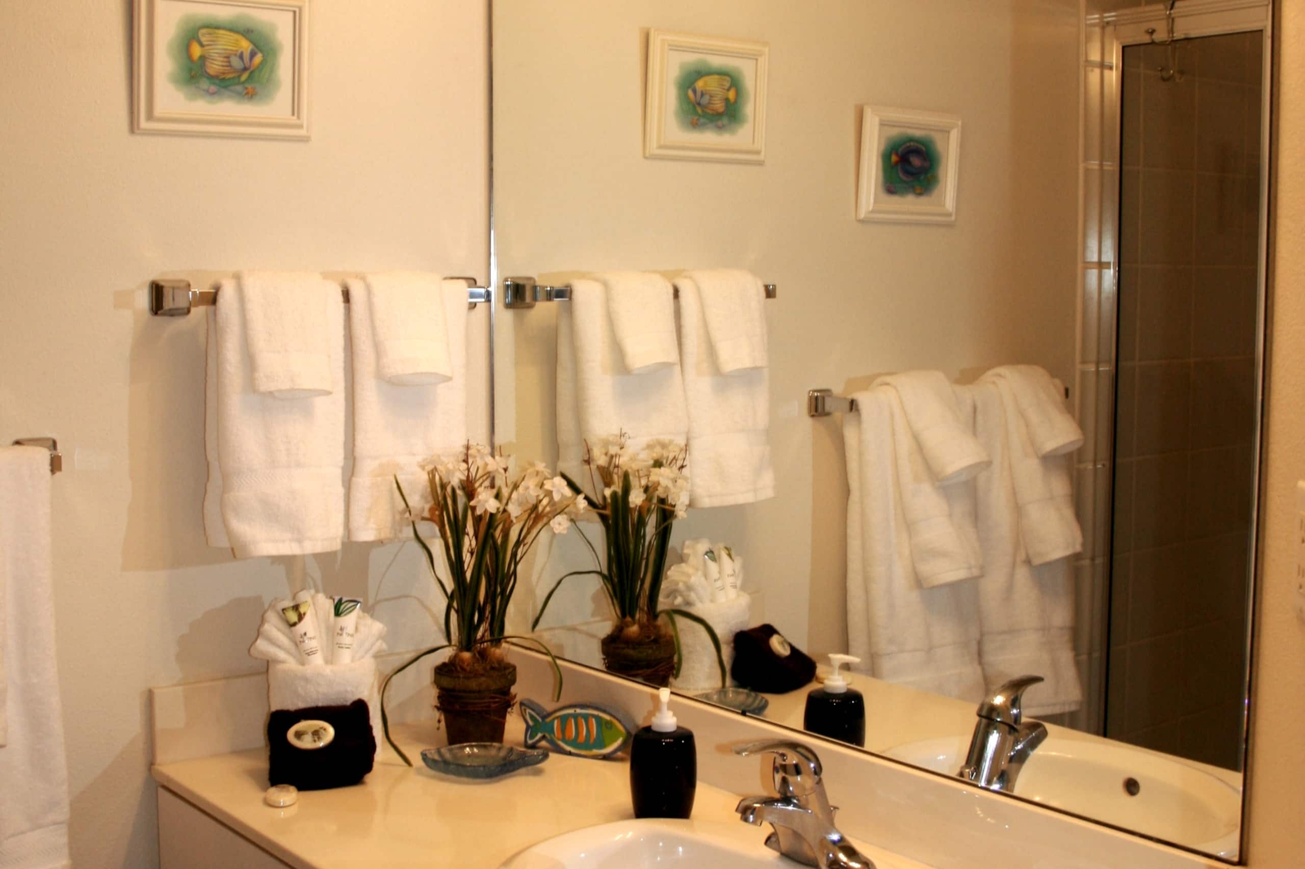 Condo in Kihei · ★4.94 · 1 bedroom · 2 beds · 2 private baths - Image 14