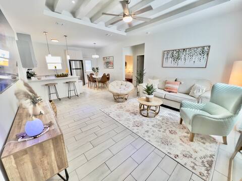 Boho style Condo-Gated-Shopping-BBQ-King bed