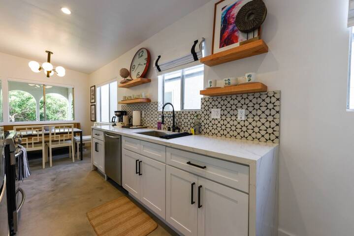 4 units (whole building) 8 BR Walk to AbbotKinney gallery image 5