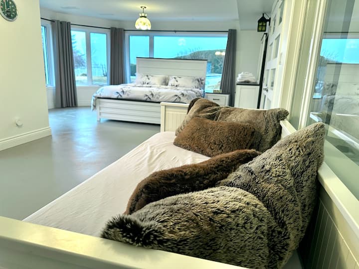 Sofá cama en el dormitorio principal en el piso del jardín