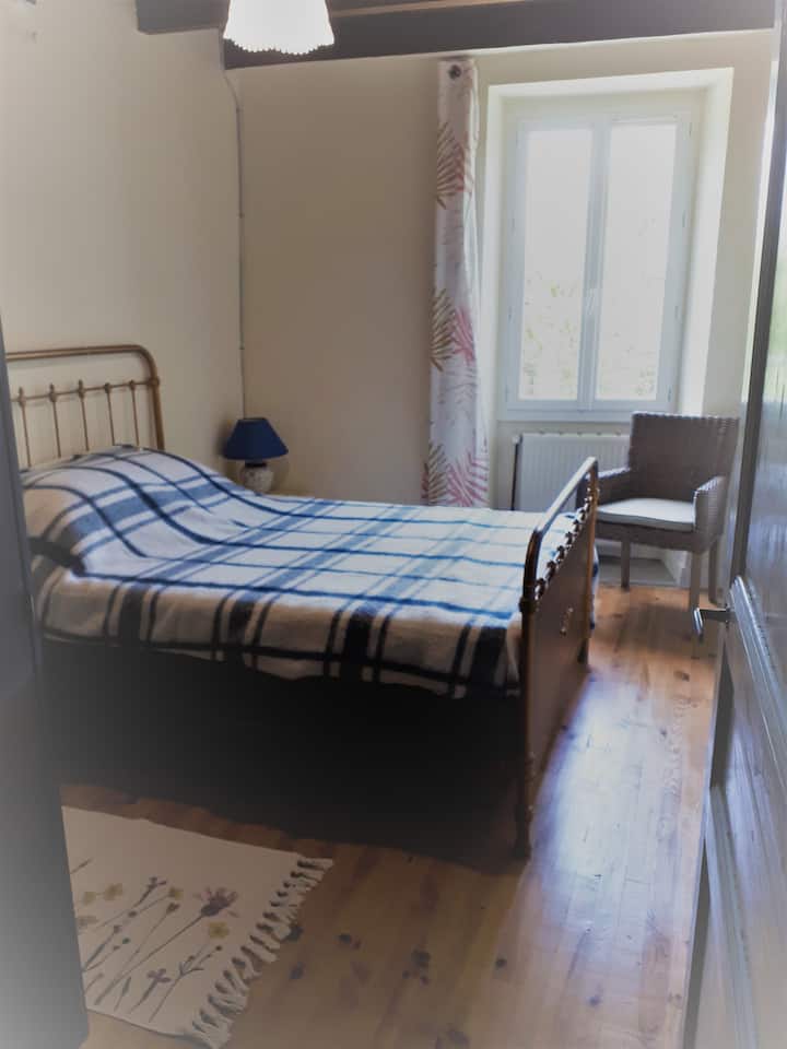 chambre n°1 pièce lumineuse sol parquet