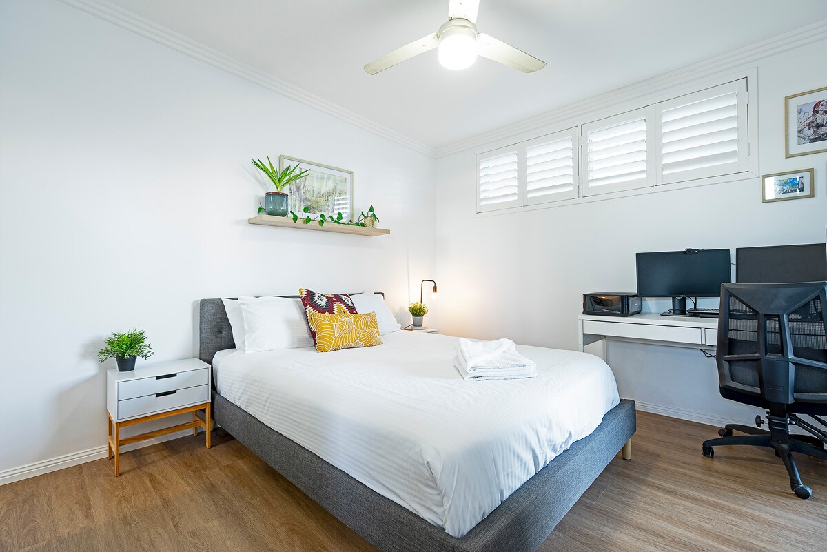 Მთავარ საძინებელში არის საკუთარი სააბაზანო და სამუშაო სივრცე მონიტორითა და ერგონომიული სკამით, რომელიც დასასვენებლად ჩამოსულ სტუმრებს იტევს.
