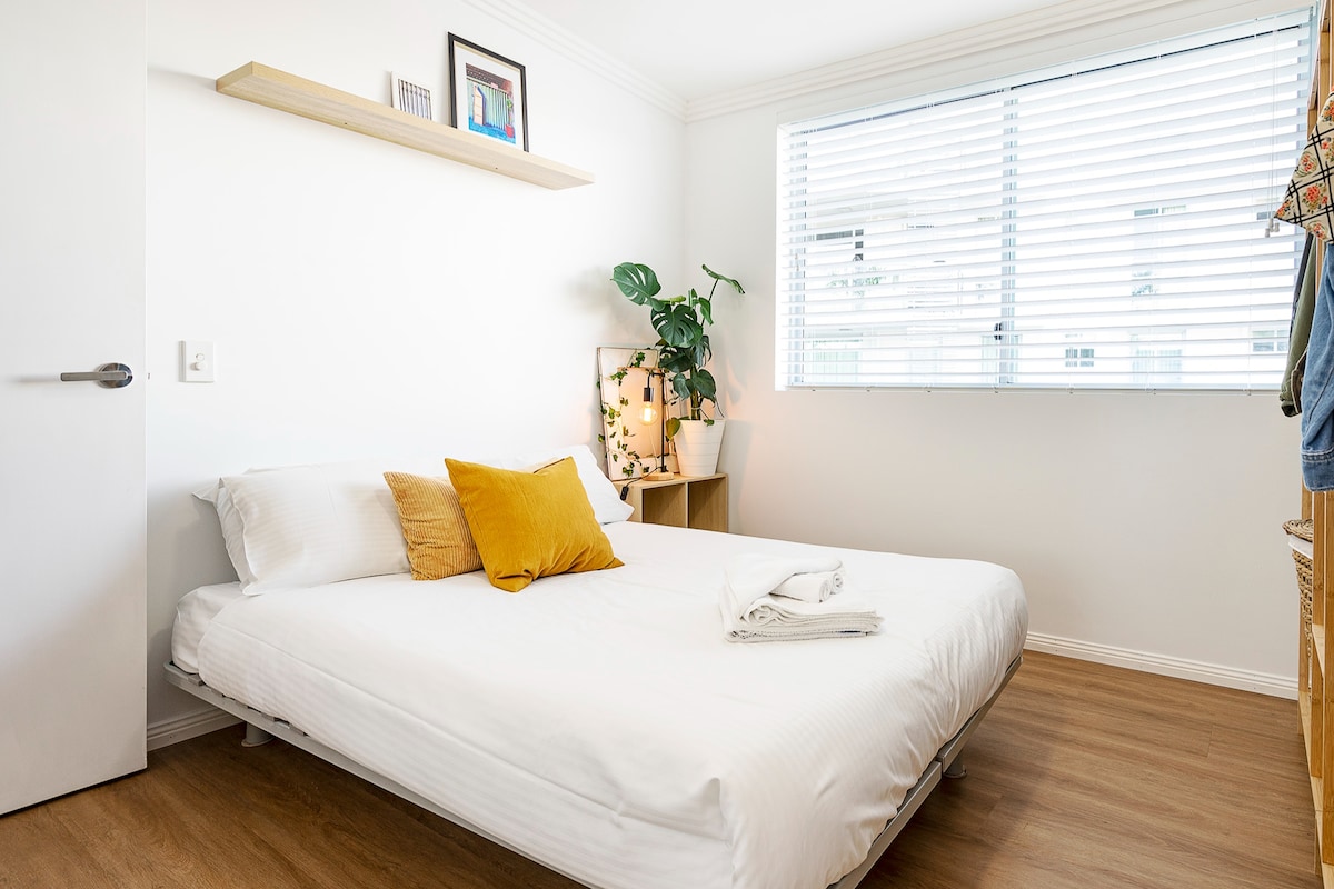 Მეორე საძინებელში, ასევე, დაგხვდებათ ჩაშენებული კარადა საკუთარი ნივთების შესანახად.
