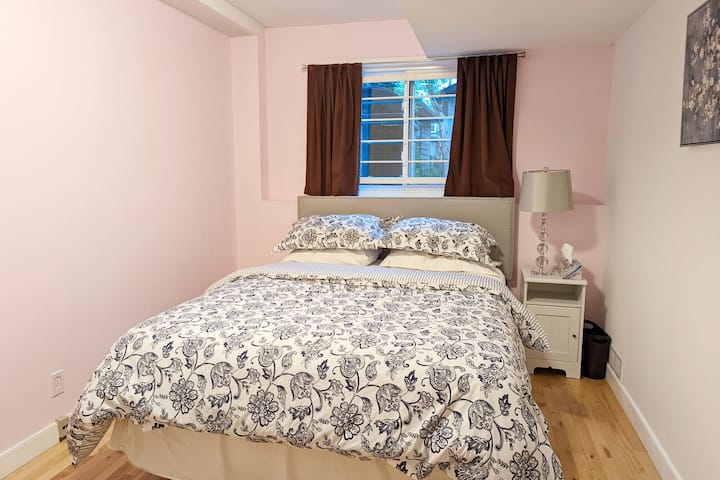 Habitación con cama tamaño queen