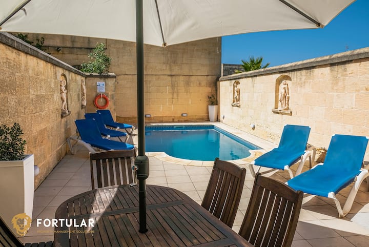 'Ta' Petra' 5 Bedroom Holiday Farmhouse With Pool - Malta