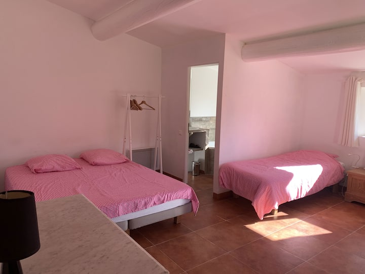 3. spavaća soba: 2 kreveta za jednu osobu i 1 bračni krevet
