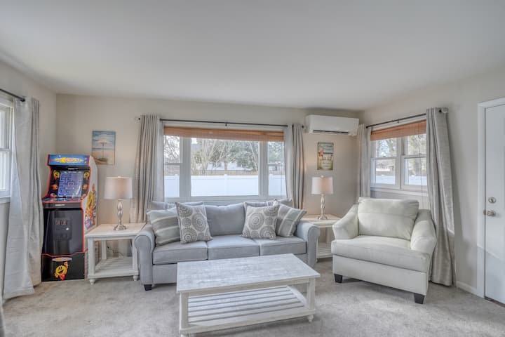 Country Clubhouse | Hot Tub, Dog Friendly, Yard