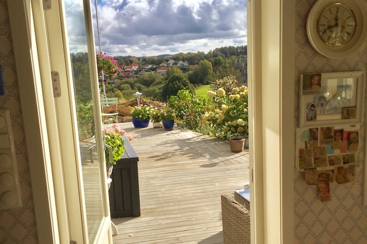 Bright apartment with 2 bathrooms and great patios