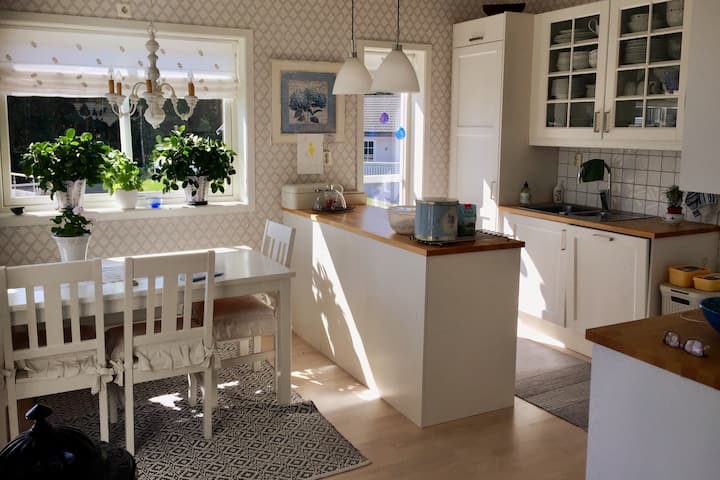 Bright apartment with 2 bathrooms and great patios