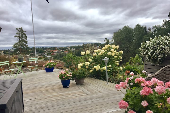 Bright apartment with 2 bathrooms and great patios