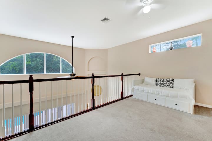 บริเวณเลานจ์พร้อมเตียงนอนเล่น (ดึงออกไปที่เตียงคู่)