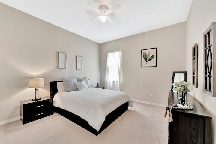 ห้องนอน 3: เตียงควีนไซส์ (ชั้น 2)