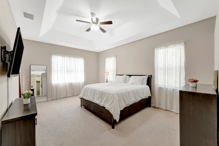 ห้องนอน 1: ห้องนอนใหญ่ (ชั้น 1) เตียงคิงไซส์