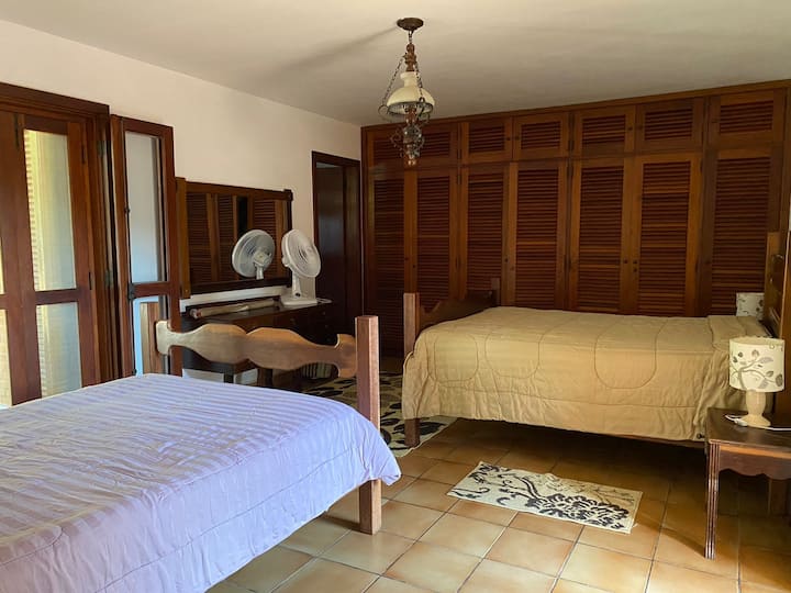 Suite 1. Kitanda 1 cha malkia na kitanda 1 cha watu wawili.