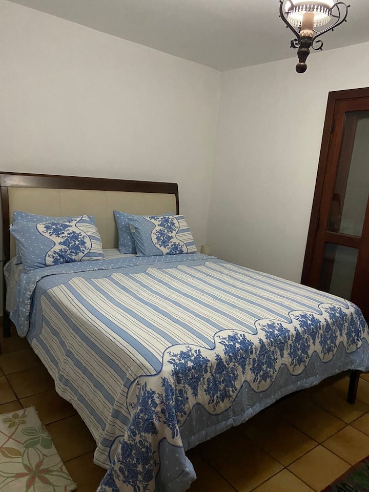 Suite 2, kitanda cha ukubwa wa malkia.