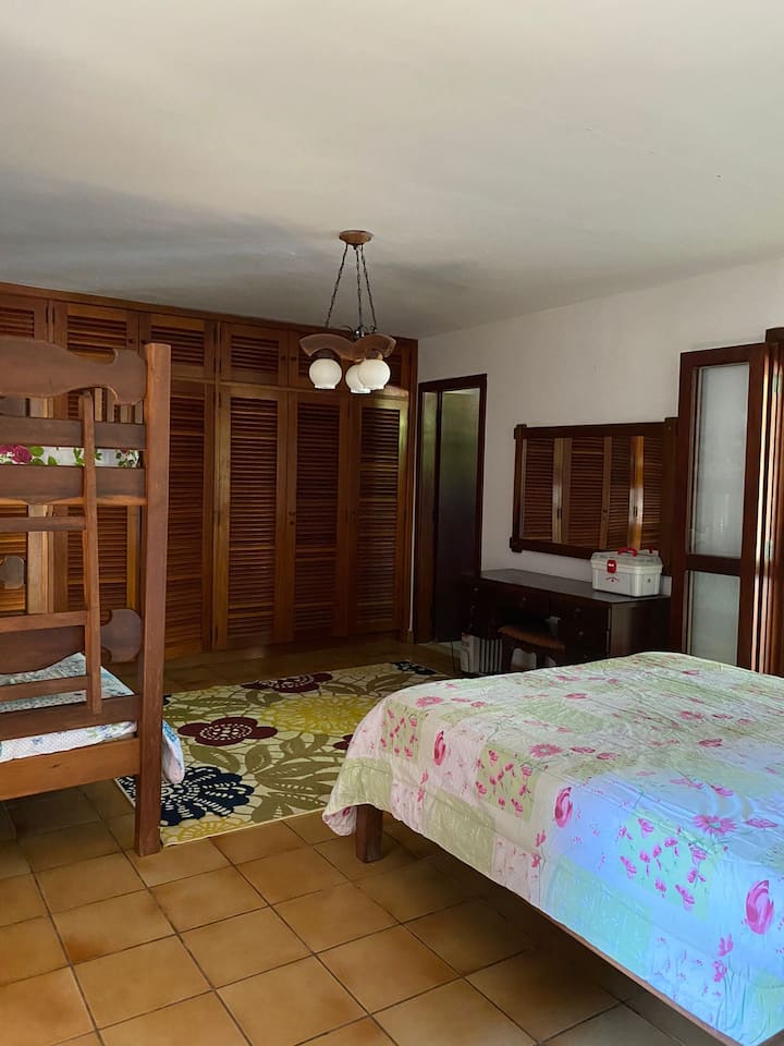 Chumba kikuu, kitanda 1 cha malkia na kitanda 1 cha ghorofa. Balcony ya kibinafsi na Meza.